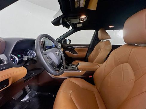 Used 2020 Toyota Highlander Platinum image 19