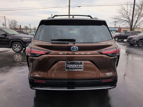 Used 2024 Toyota Sienna Limited image 4