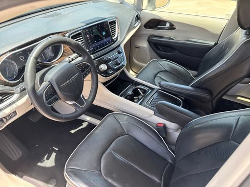 Used 2022 Chrysler Pacifica Limited FWD image 9