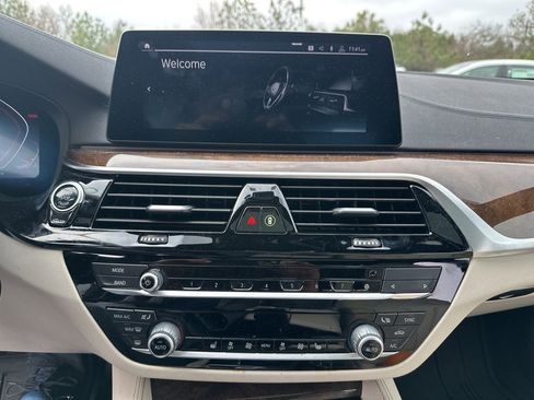 Used 2020 BMW 530i xDrive w/ Premium Package image 9