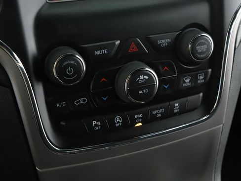 Used 2019 Jeep Grand Cherokee Laredo AWD/4WD image 13