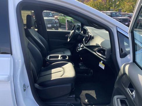 New 2026 Chrysler Voyager LX image 29