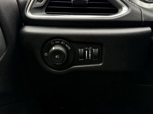 New 2026 Chrysler Pacifica Limited w/ Uconnect Theater Family Group image 17