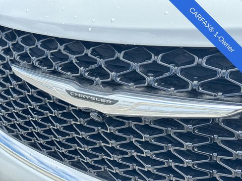Used 2021 Chrysler Pacifica Touring w/ Cold Weather Group FWD image 14