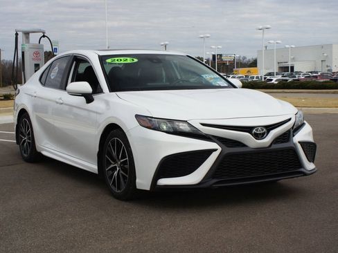 Used 2023 Toyota Camry SE image 2