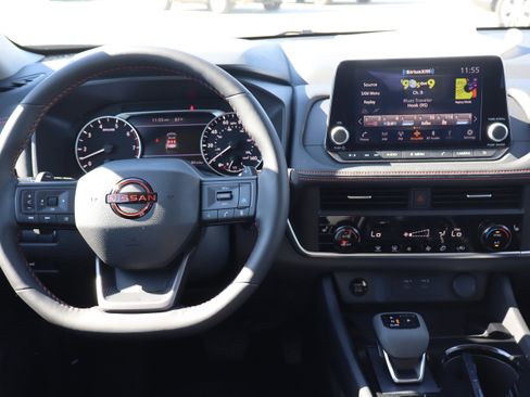 Used 2025 Nissan Rogue SV image 14