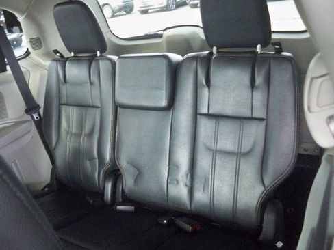 Used 2015 Chrysler Town & Country Touring image 5