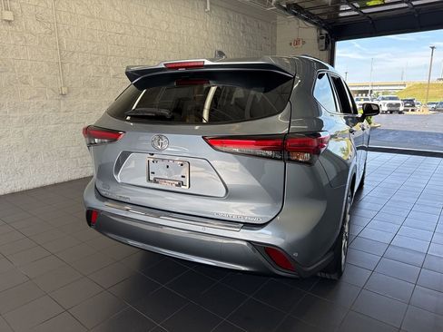 Used 2022 Toyota Highlander Limited w/ Protection Package #3 (TMS) AWD/4WD image 7