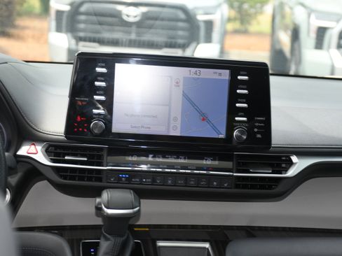 Used 2022 Toyota Sienna Limited FWD image 18