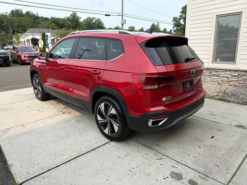 Used 2024 Volkswagen Taos SE w/ Panoramic Sunroof Package AWD/4WD image 11