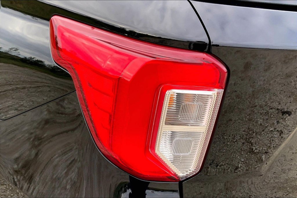 Used 2023 Ford Explorer XLT w/ Equipment Group 202A AWD/4WD image 29