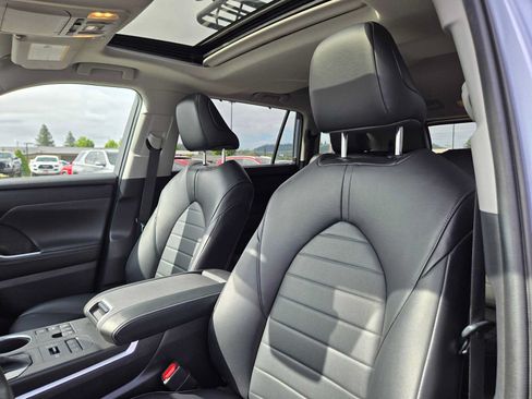 Used 2023 Toyota Highlander XLE AWD/4WD image 25