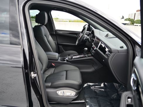 Used 2026 Porsche Macan AWD/4WD image 22