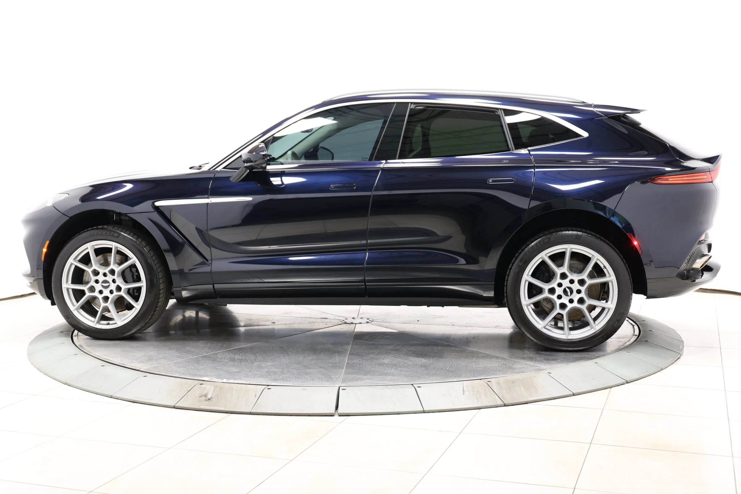 Used 2021 Aston Martin DBX AWD/4WD image 9