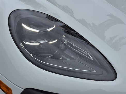 Certified 2026 Porsche Macan AWD/4WD image 33
