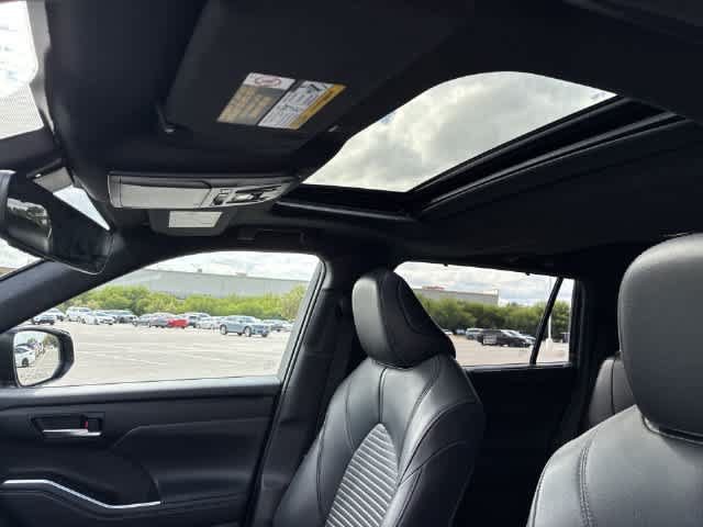Used 2021 Toyota Highlander XSE FWD image 20