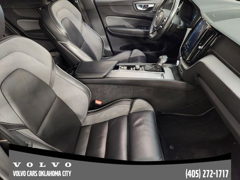 Used 2020 Volvo XC60 T5 R-Design image 3