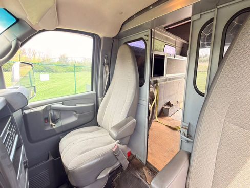 Used 2010 GMC Savana 3500 RWD image 18