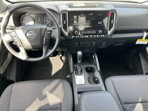Used 2025 Nissan Frontier SV image 3