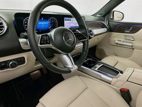 Used 2024 Mercedes-Benz GLB 250 4MATIC w/ Exclusive Package image 7