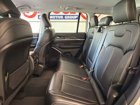 Used 2023 Jeep Grand Cherokee Limited w/ Black Appearance Package image 21