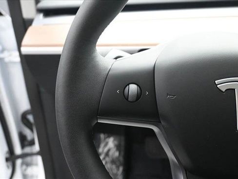 Used 2025 Tesla Model Y Long Range RWD image 10