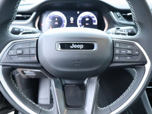 New 2025 Jeep Grand Cherokee Laredo image 3