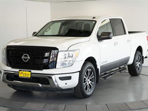 Used 2021 Nissan Titan SV w/ SV Convenience Package image 3