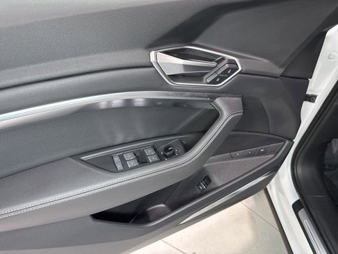 Used 2022 Audi e-tron Premium Plus w/ Premium Plus Package image 11