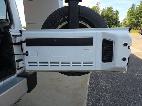 Used 2015 Jeep Wrangler Unlimited Sahara w/ Connectivity Group AWD/4WD image 31
