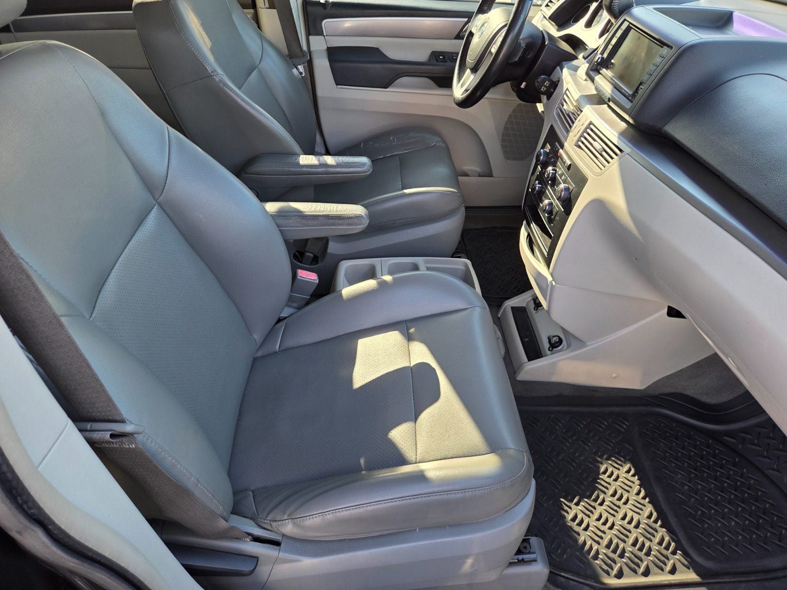 Used 2012 Volkswagen Routan SE FWD image 14