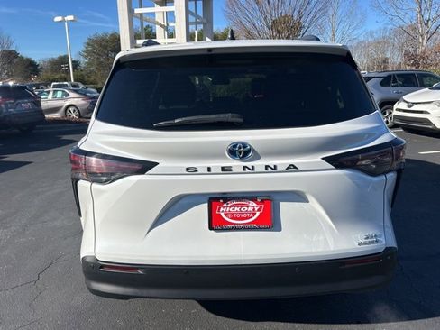 Used 2024 Toyota Sienna XLE image 6