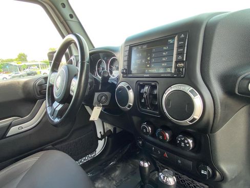 Used 2017 Jeep Wrangler Unlimited Sahara AWD/4WD image 35