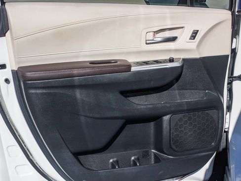 Used 2021 Toyota Sienna Platinum image 24