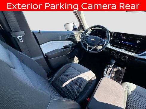 Used 2025 Chevrolet Trax LT w/ LT Convenience Package FWD image 17