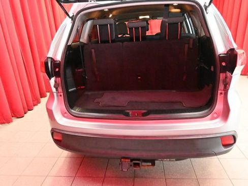 Certified 2019 Toyota Highlander LE image 6