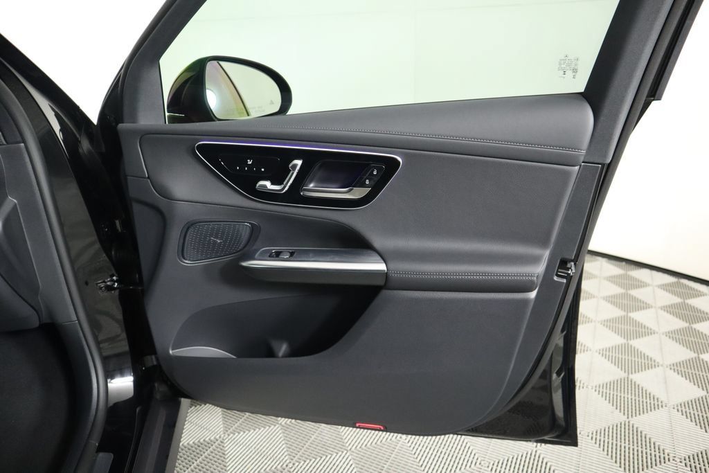 Used 2025 Mercedes-Benz GLC 300 image 25