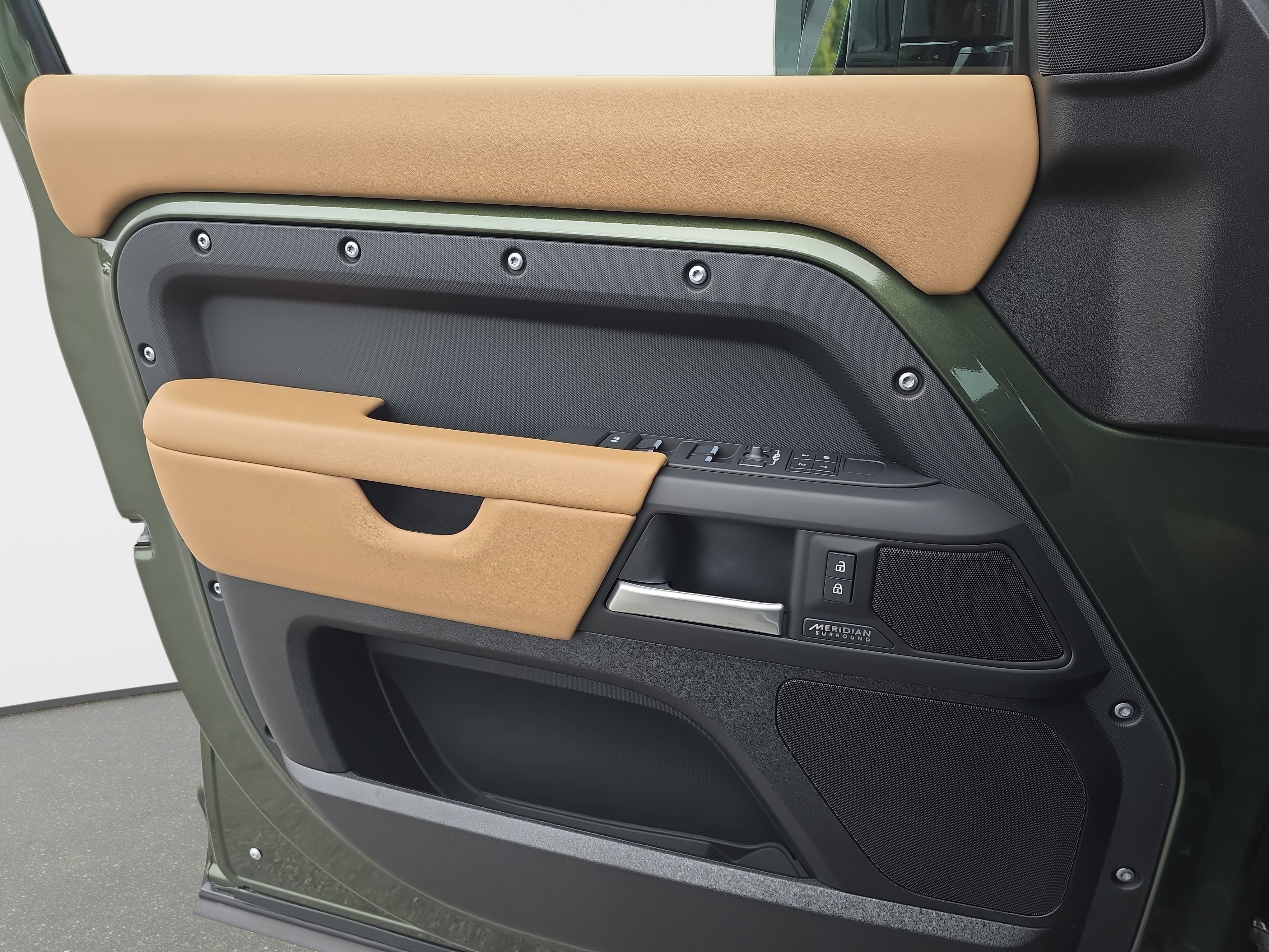 New 2026 Land Rover Defender 110 X-Dynamic SE AWD/4WD image 26