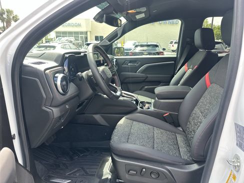 Used 2025 Chevrolet Colorado Z71 w/ Technology Package AWD/4WD image 16