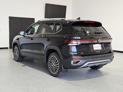 New 2026 Volkswagen Taos SE FWD image 6