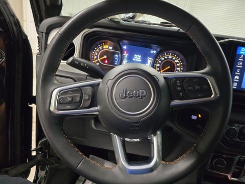 Used 2025 Jeep Wrangler Unlimited Sahara AWD/4WD image 16