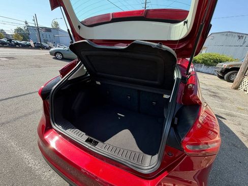 Used 2017 Ford Focus SE w/ Cold Weather Package FWD image 16