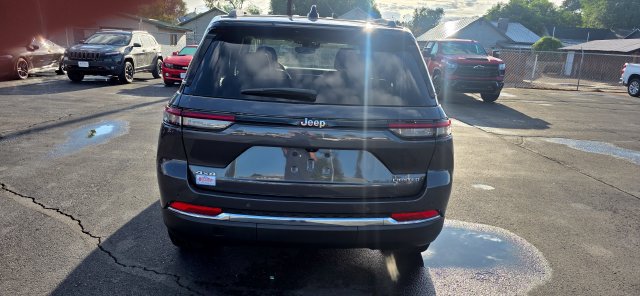 Used 2023 Jeep Grand Cherokee Limited w/ Trailer Tow Prep Group (B) AWD/4WD image 5