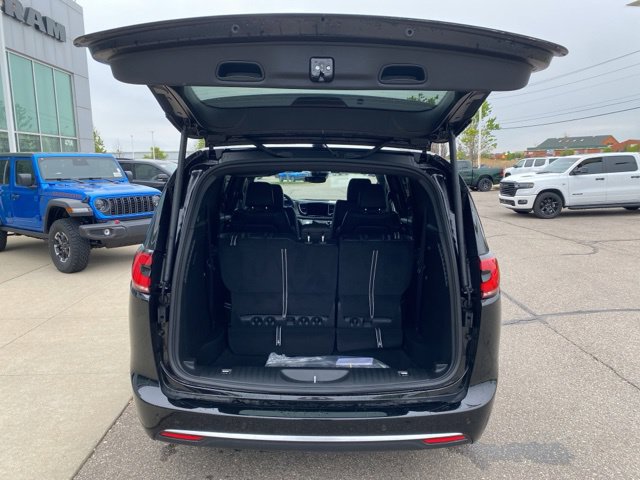 New 2027 Chrysler Pacifica Select FWD image 18