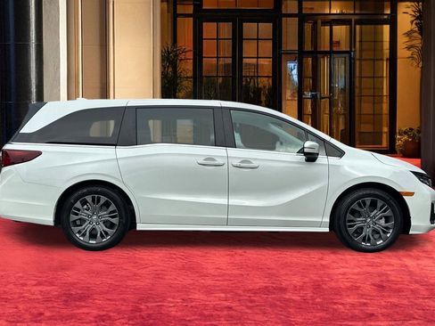 Used 2025 Honda Odyssey Touring image 9