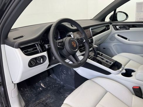 Certified 2025 Porsche Macan AWD/4WD image 4
