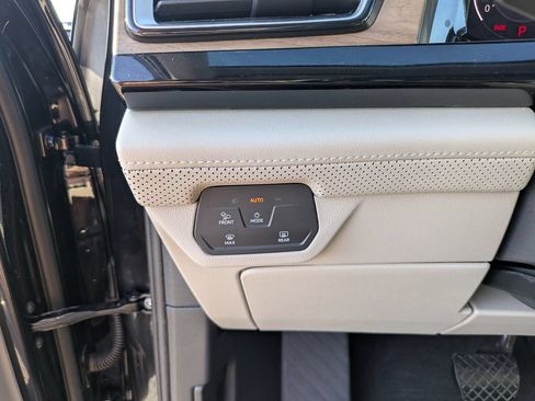 Certified 2024 Volkswagen Atlas SE FWD image 25