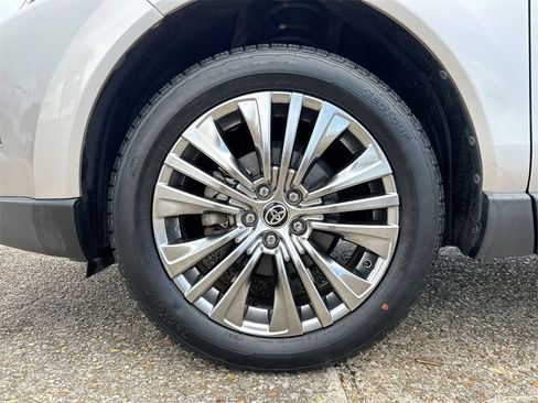 Used 2021 Toyota Venza Limited image 12