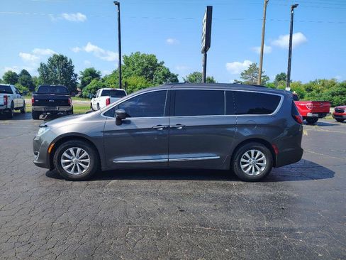 Used 2017 Chrysler Pacifica Touring-L FWD image 5