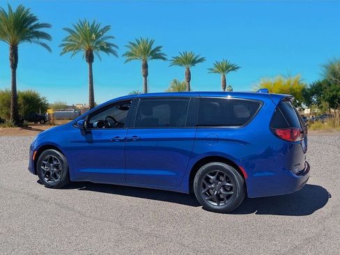 Used 2020 Chrysler Pacifica Touring w/ S Appearance Package FWD image 3